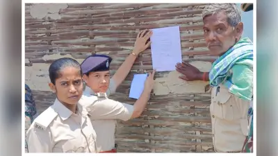 पॉक्सो एक्ट में फरार आरोपी के घर पुलिस ने ढोल-नगाड़ों के साथ चिपकाया इश्तिहार