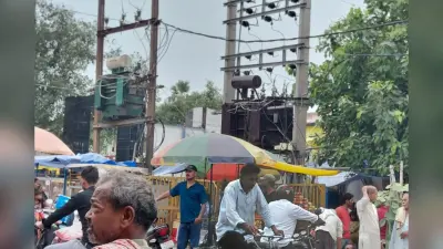 हाई वोल्टेज ट्रांसफॉर्मर के नीचे चल रही चाय-नाश्ते की दुकान, महाराजगंज में हर दिन मंडरा रहा बड़े हादसे का खतरा