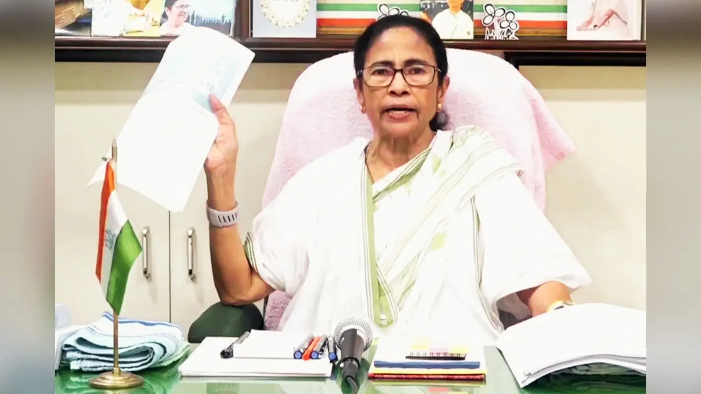 ममता बनर्जी ने दिखाये आक्रामक तेवर, कहा- मुझे रोकना है तो मार डालो, गद्दारों के आगे नहीं झुकूंगी