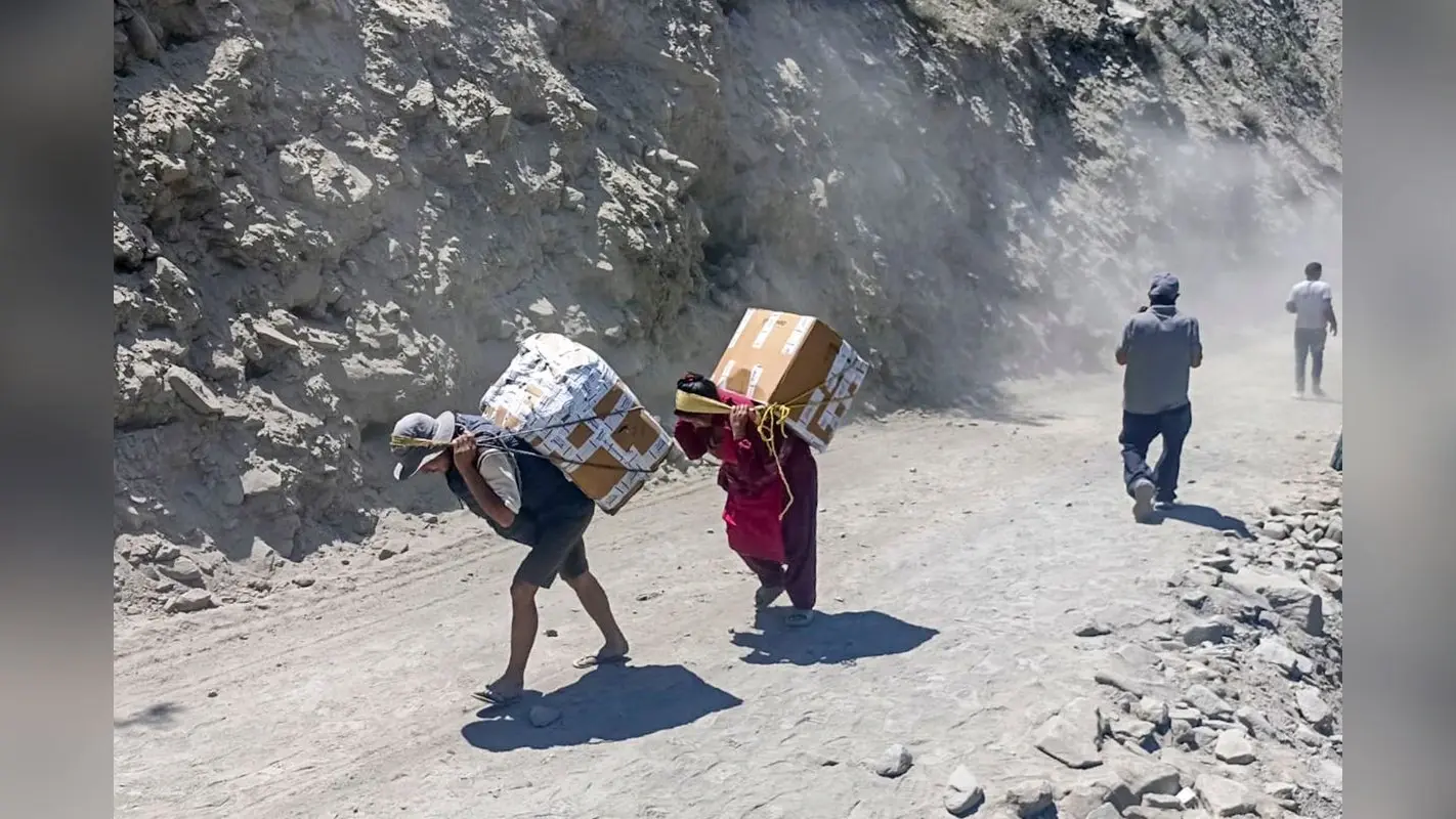 हिमाचल में भारी बारिश: मंडी में चट्टान गिरने से महिला की मौत, कई मार्ग बंद