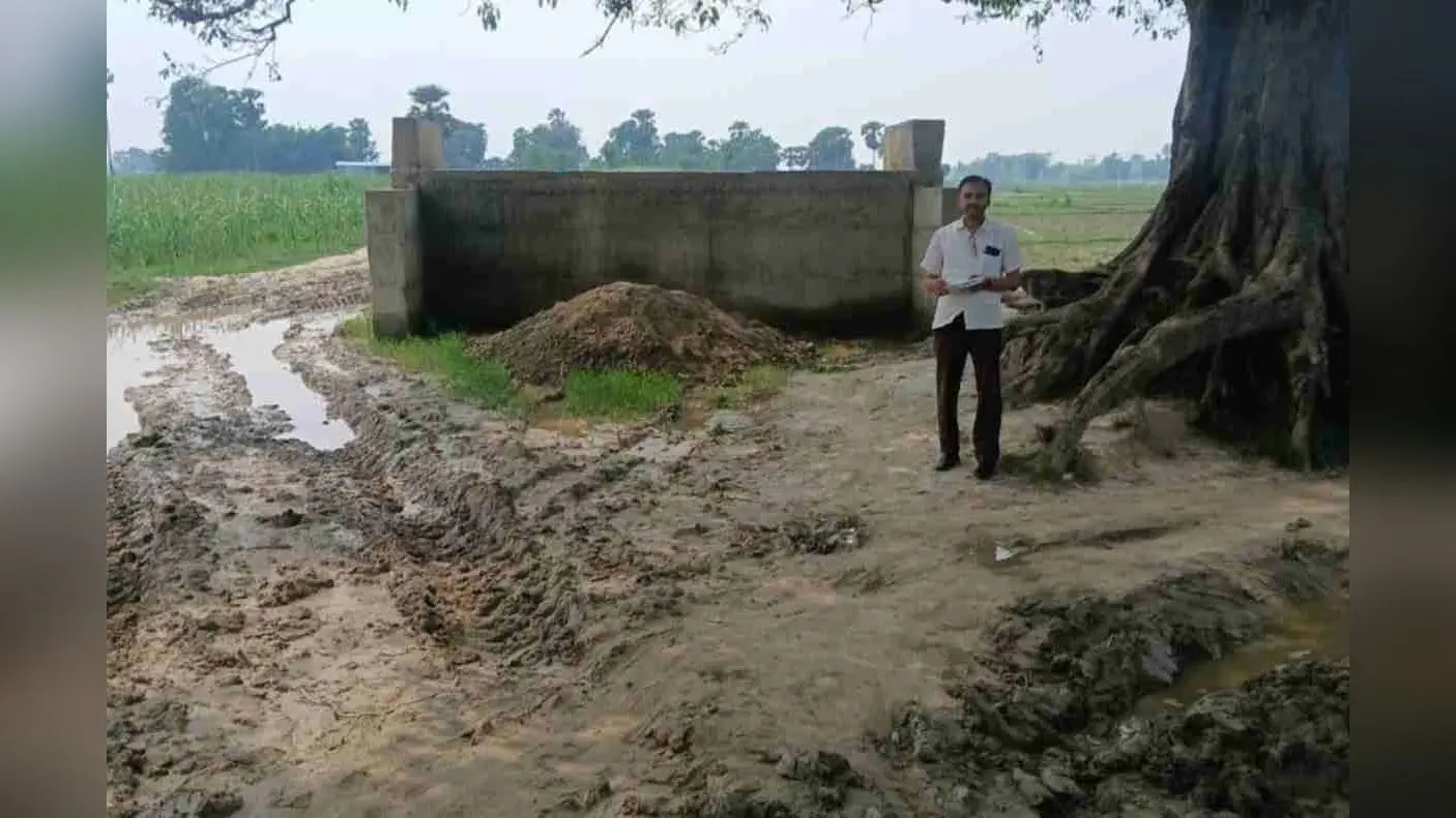 पुलिया बन गई, रास्ता बनाना भूल गए… पूर्वी चंपारण में मनरेगा योजना पर उठे सवाल