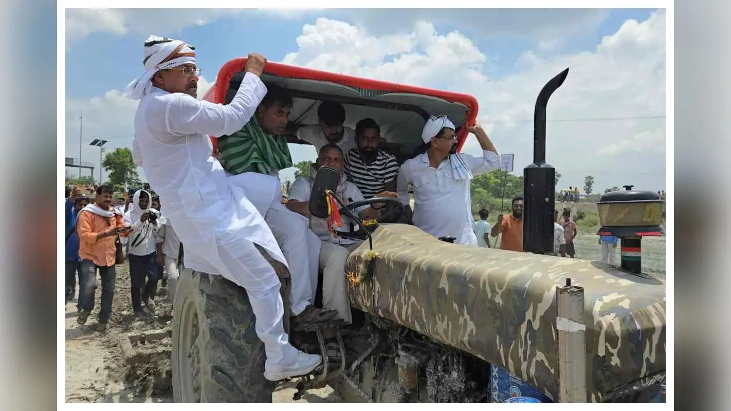 पिपराकोठी में किसान आंदोलन तेज, RJD सांसद सुधाकर सिंह खुद ट्रैक्टर लेकर खेत में उतरे