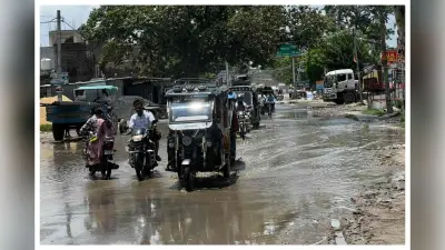 तुरकौलिया स्कूल चौक पर जलजमाव से बढ़ी परेशानी, कारोबार प्रभावित