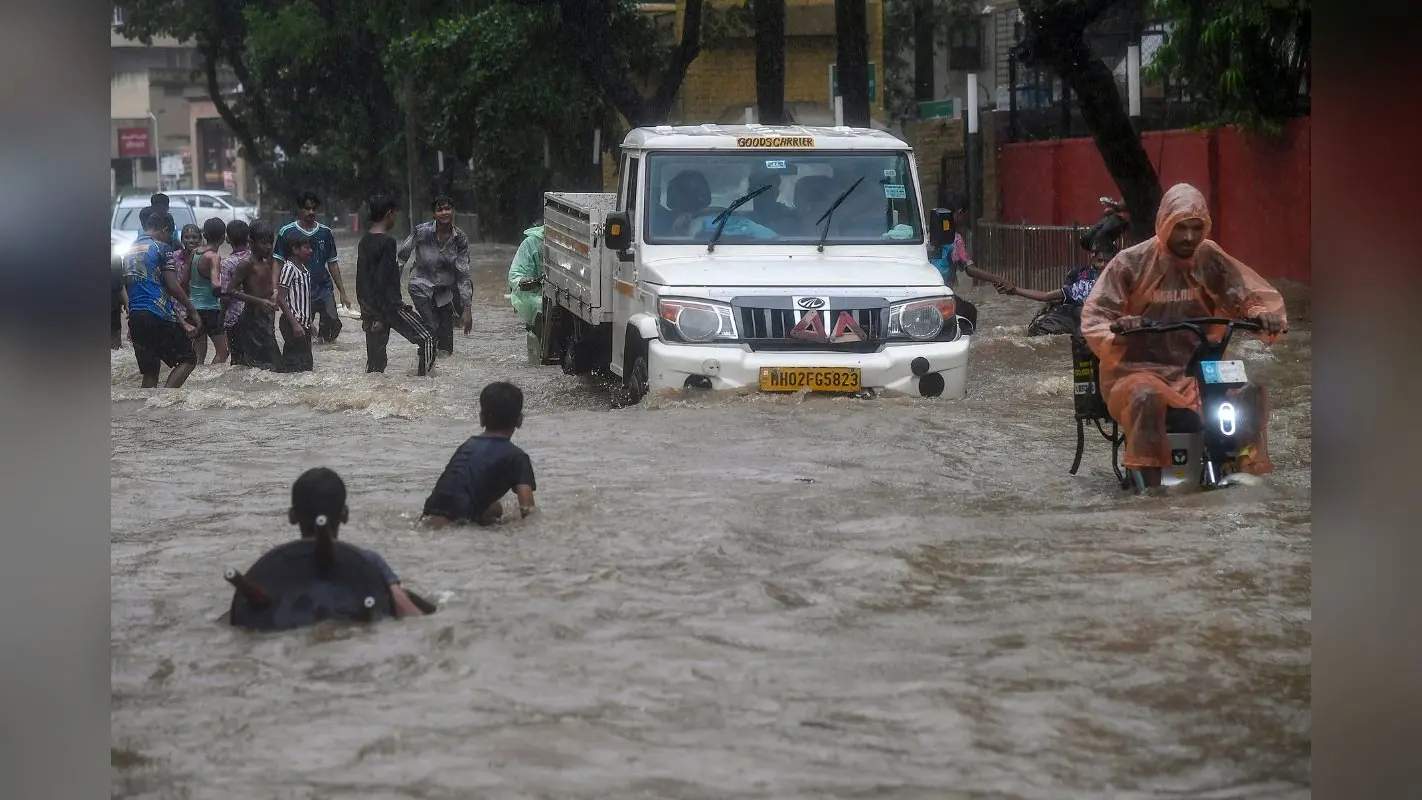 मुंबई में बारिश का कहर, IMD का रेड अलर्ट; जलभराव से सड़क यातायात और विमान सेवाएं प्रभावित