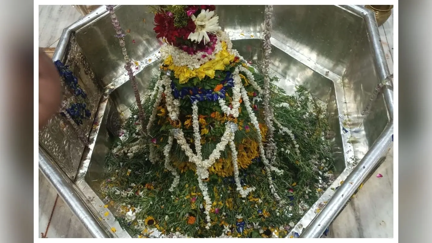 गरीबनाथ मंदिर में मंगला आरती के बाद उमड़ी श्रद्धालुओं की भीड़, भक्तों ने किया जलाभिषेक