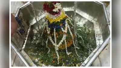 गरीबनाथ मंदिर में मंगला आरती के बाद उमड़ी श्रद्धालुओं की भीड़, भक्तों ने किया जलाभिषेक