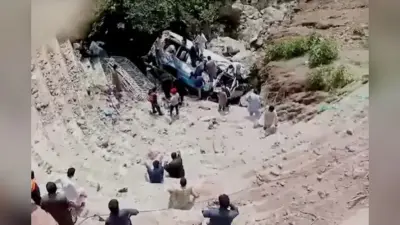 पाकिस्तान के खैबर पख्तूनख्वा में बस खाई में गिरी, महिलाओं-बच्चों सहित 40 की मौत