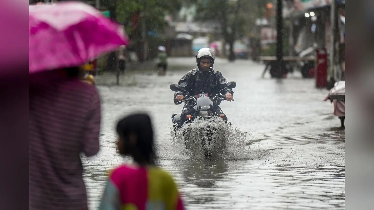 मुंबई वेदर अपडेट: बादल फटने का अलर्ट, 20 से अधिक ट्रेनें फंसीं; वर्क फ्रॉम होम का ऐलान
