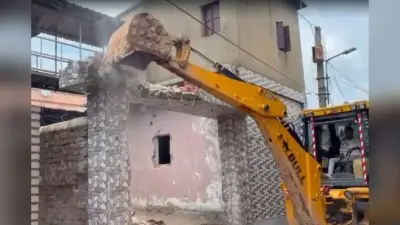 गैंगस्टर प्रिंस खान के घर पर चला बुलडोजर, सांसद और विधायक के आरोपों से गरमाई सियासत