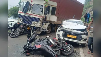रामगढ़ चुटुपालू घाटी हादसा : ट्रेलर ने 10 गाड़ियों को मारी टक्कर, अनियंत्रित होकर 2 किलोमीटर तक मचाता रहा उत्पात