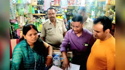 चितरपुर में चल रहा था सरसों तेल की रिपैकेजिंग का खेल, तभी दुकान पर पड़ गया छापा