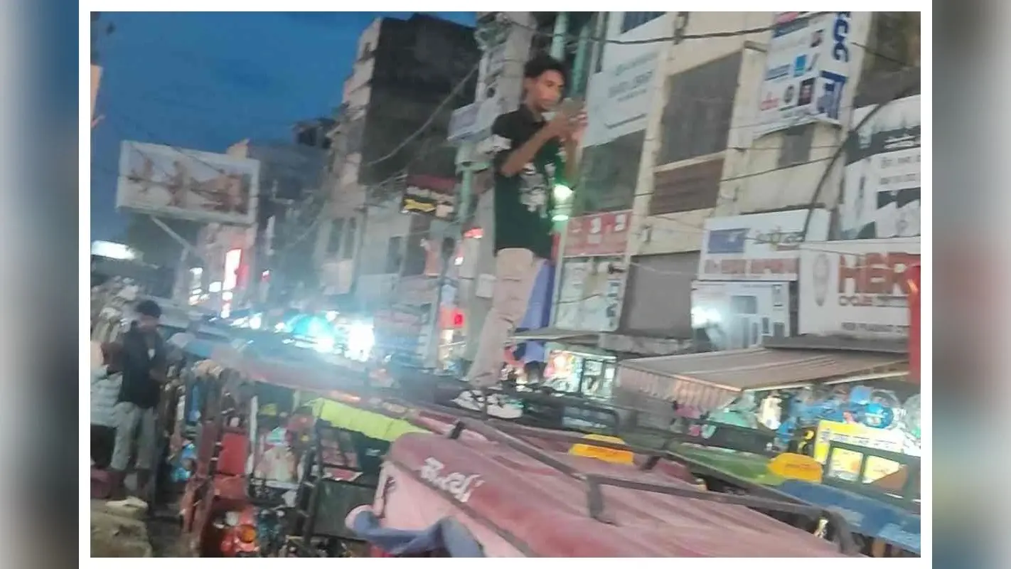 जाम का वीडियो बनाने के लिए ई-रिक्शा की छत पर चढ़ा युवक, वीडियो वायरल
