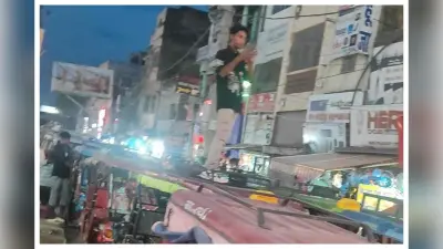 जाम का वीडियो बनाने के लिए ई-रिक्शा की छत पर चढ़ा युवक, वीडियो वायरल