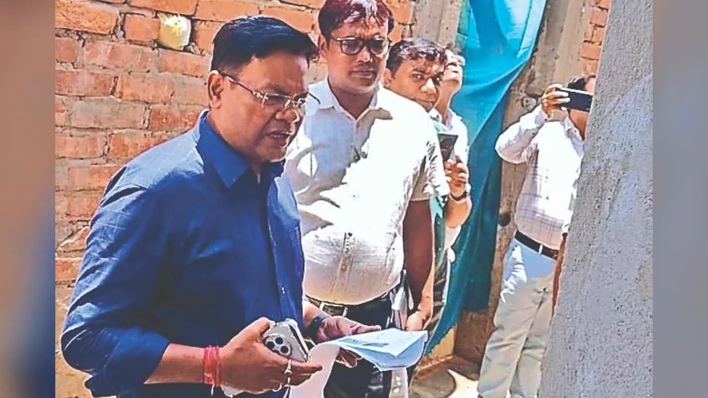 Riga Panchayat Inspection: रीगा पंचायत में डीडीसी के निरीक्षण से मचा हड़कंप, अनियमितता पर आवास सहायक सेवामुक्त