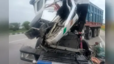 रोहतास में NH-19 पर ट्रेलर से भिड़ा बेकाबू डंपर, चालक घायल, पुलिस जांच में जुटी