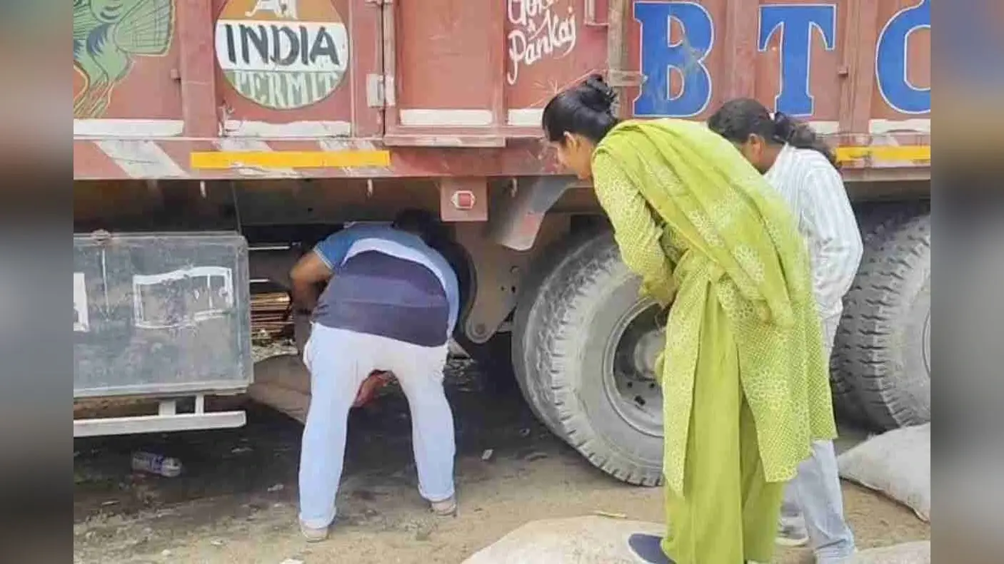 ऊपर यूरिया, नीचे करोड़ों की शराब… ट्रक का तहखाना खुला तो सामने आया तस्करी का बड़ा खेल