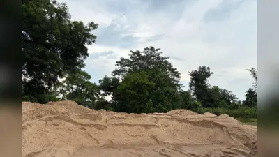 सरायकेला: ईचागढ़ और चौका में अवैध खनन पर जिला प्रशासन की कार्रवाई, 48,300 घनफीट बालू जब्त