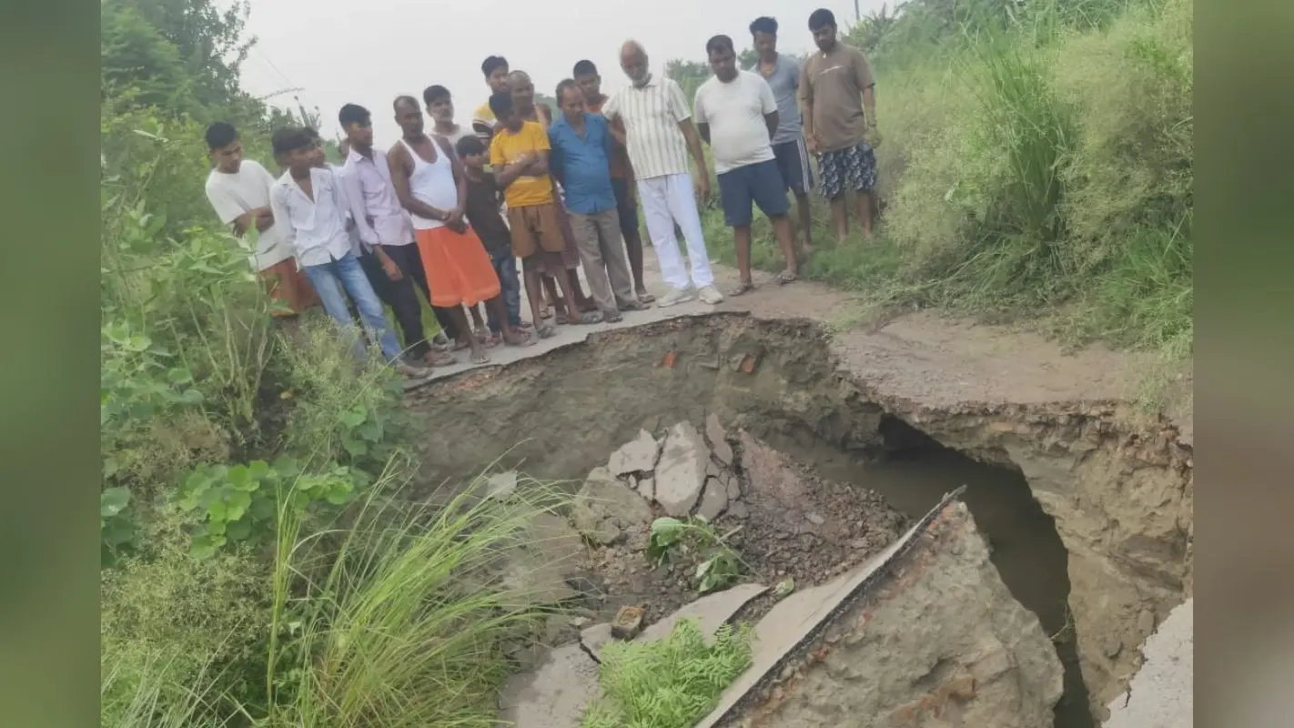 सारण में गंडक नहर का बांध टूटा, कई गांवों से टूटा सड़क संपर्क, आवागमन ठप