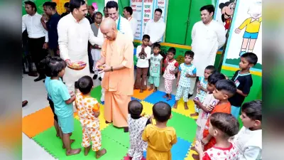 सीएम योगी ने नन्हे-मुन्नों का कराया अन्नप्राशन, कक्षाओं में जाकर बच्चों से किया संवाद