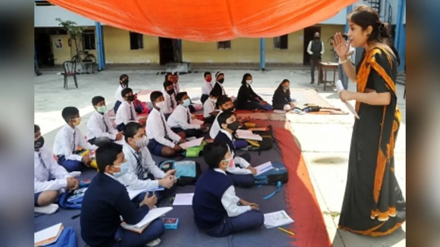 बंगाल के स्कूलों में प्रबंधन समितियां भंग, अब पार्ट-टाइम शिक्षकों की सैलरी को लेकर फंसा पेंच