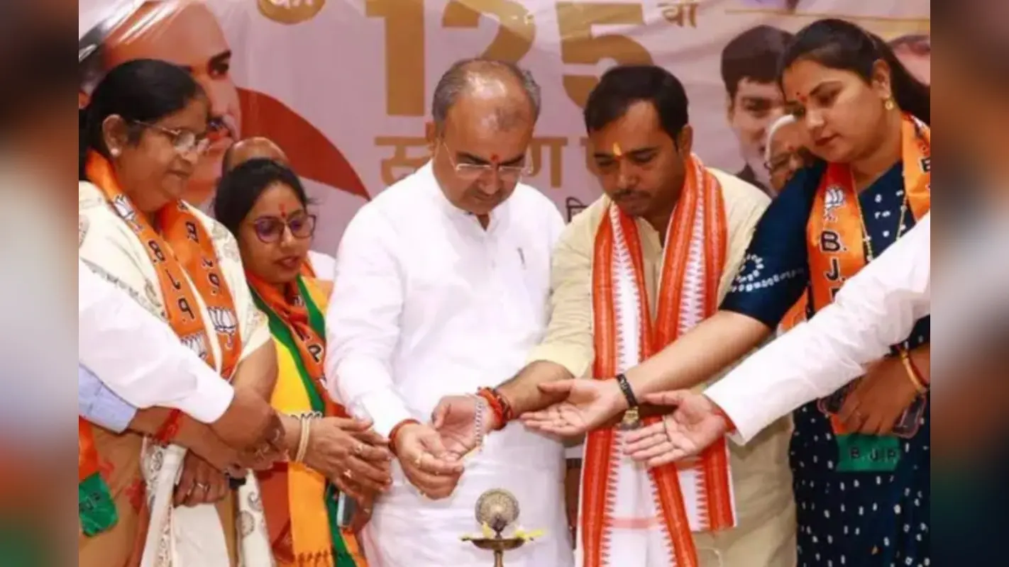 पटना: श्यामा प्रसाद मुखर्जी की जयंती पर भाजपा का कार्यकर्ता सम्मेलन, पूर्व मंत्री मंगल पांडे ने किया माल्यार्पण