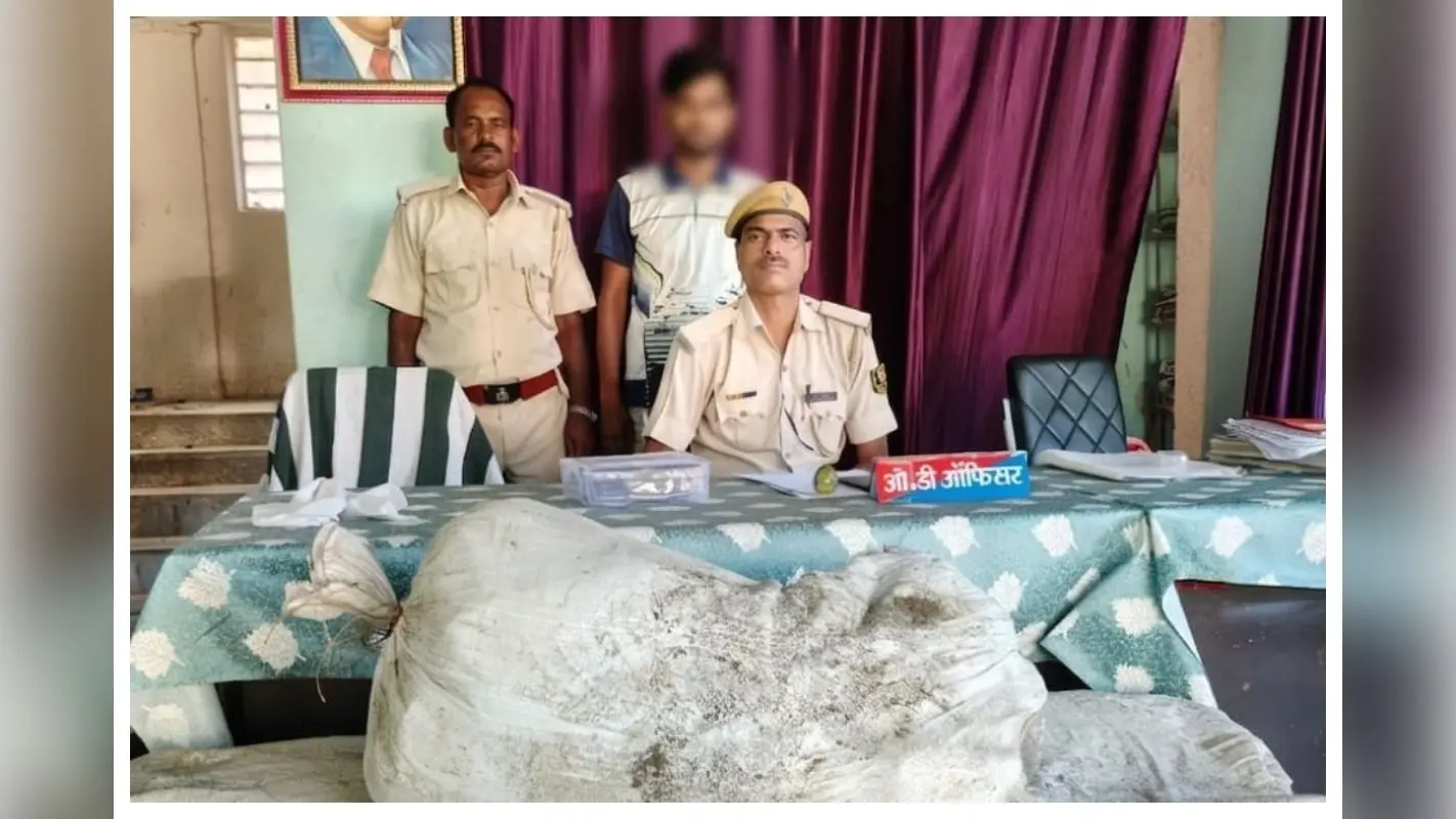 बागमती नदी के रास्ते नेपाल से शराब तस्करी नाकाम, 972 बोतल विदेशी शराब के साथ तस्कर गिरफ्तार
