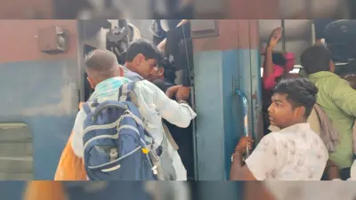 धुलियान पैसेंजर: सीट तो दूर, खड़े होने की जगह नहीं, कपलिंग पर लटककर सफर कर रहे यात्री