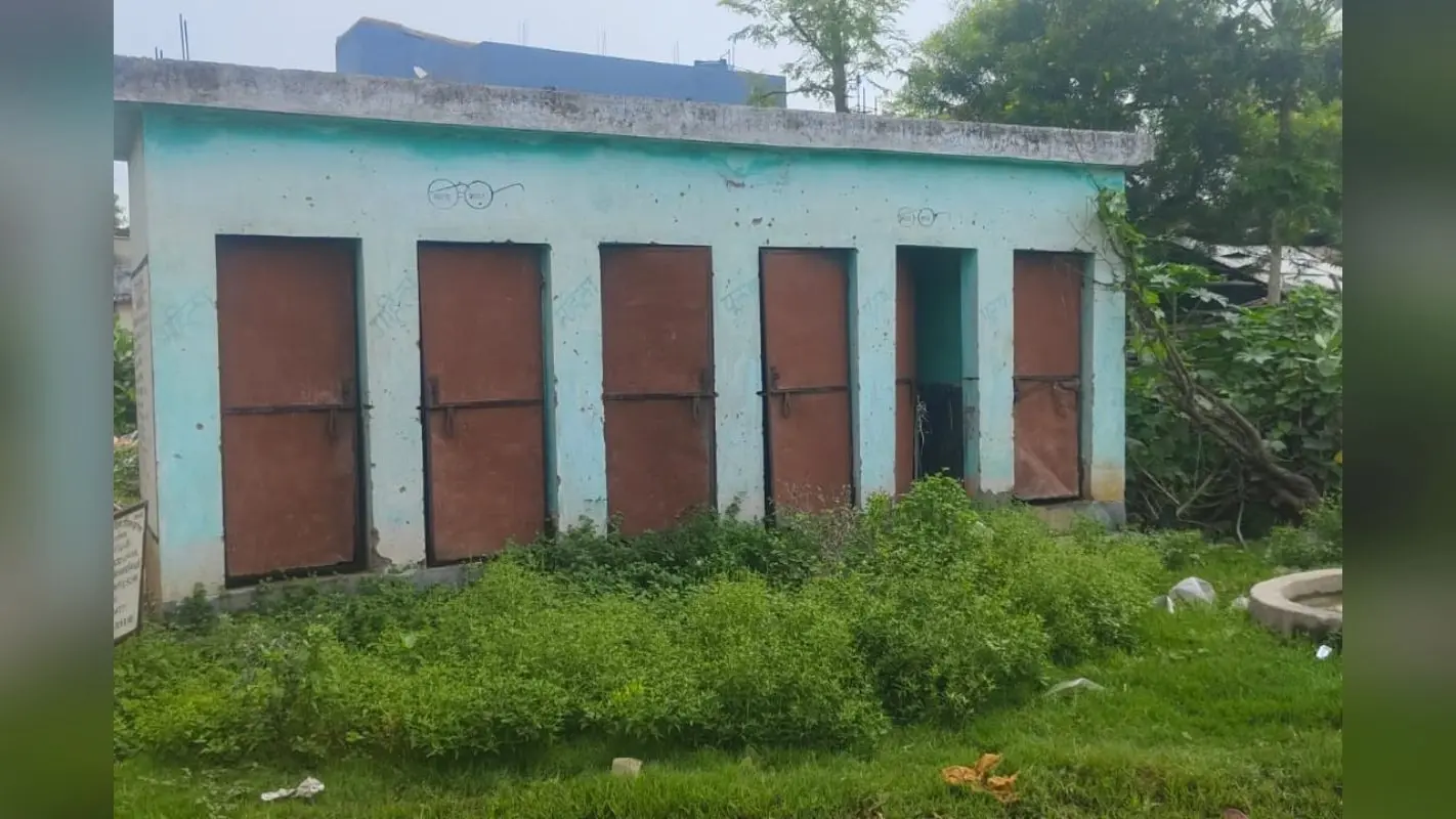 बौसी में लाखों की लागत से बने सामुदायिक शौचालय बने शोपीस, टूटी सेप्टिक टंकी से बच्चों पर हादसे का खतरा