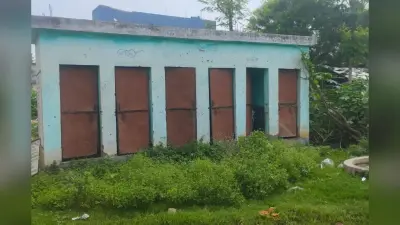 बौसी में लाखों की लागत से बने सामुदायिक शौचालय बने शोपीस, टूटी सेप्टिक टंकी से बच्चों पर हादसे का खतरा