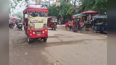 तारापुर थाना के सामने सड़क पर गड्ढा, हर दिन हादसे का खतरा, ग्रामीणों ने दी आंदोलन की चेतावनी