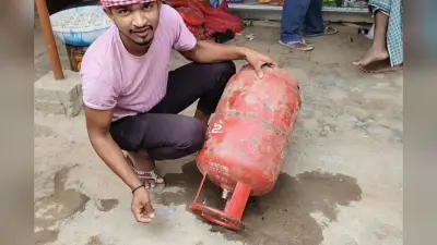 रसोई गैस सिलेंडर से निकला पानी, ठगे गए उपभोक्ताओं के हंगामे के बाद प्रशासन अलर्ट