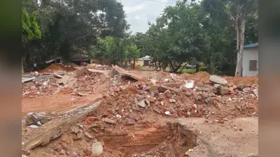प्रखंड कार्यालय में सेंधमारी: तोड़ाई के आड़ में सरकारी संपत्ति बेचने का आरोप, कटघरे में संवेदक की भूमिका