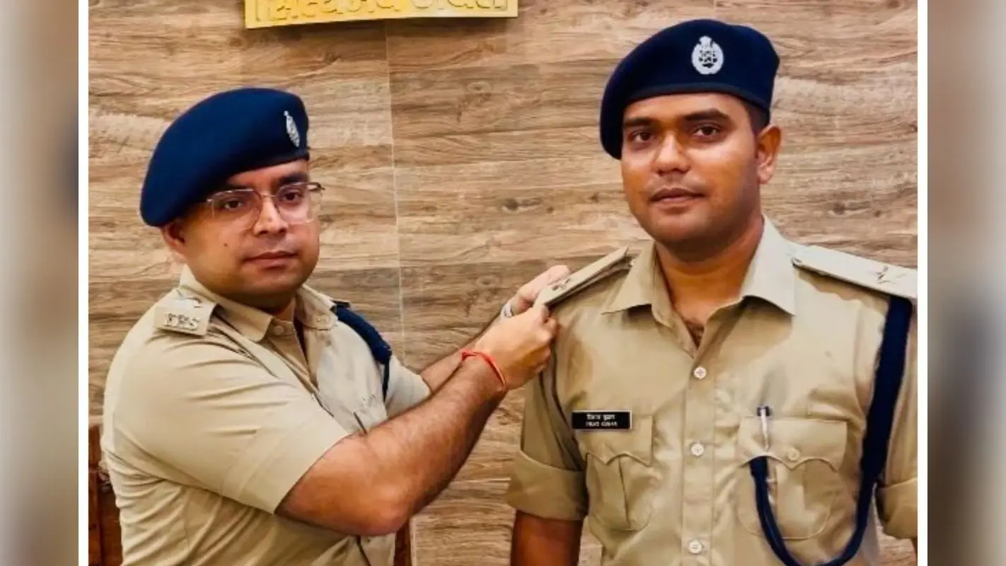 पूर्णिया में पाइपिंग समारोह: सार्जन से बने सार्जन मेजर, एसएसपी ने लगाए स्टार