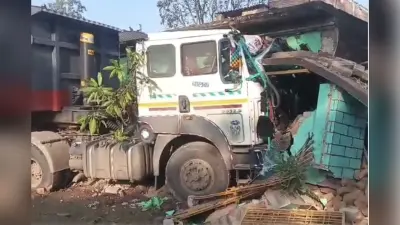 मुंगेर में रफ्तार का कहर: पेड़ और बाउंड्री तोड़ते हुए घर में घुसा बालू लदा हाइवा, बाल-बाल बचा परिवार