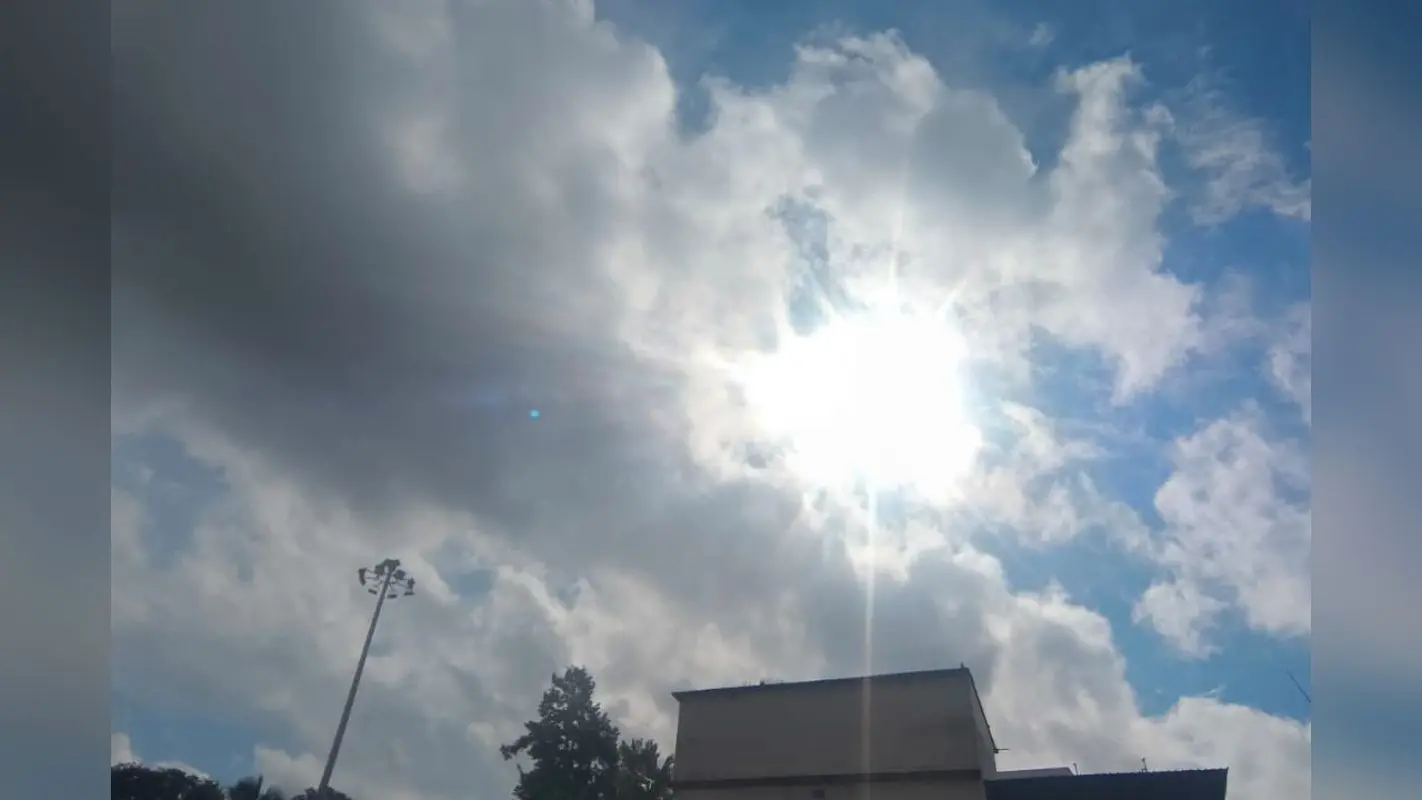 कोचाधामन 33.3°C के साथ सबसे गर्म, दिघलबैंक में बरसे मेघ; 97% आर्द्रता से बढ़ी चिपचिपी उमस