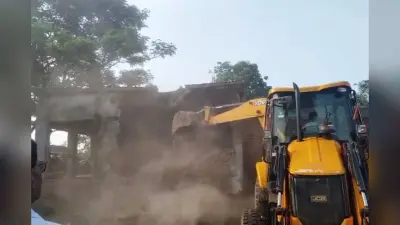 हाईकोर्ट के आदेश पर कर्मशाला का आधा हिस्सा हटाया गया, ग्रामीणों ने मतदान केंद्र बनाए रखने की मांग की