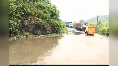 बटिया घाटी के खतरनाक मोड़ पर बने गड्ढे दे रहे हादसों को न्योता, बारिश में बढ़ा खतरा
