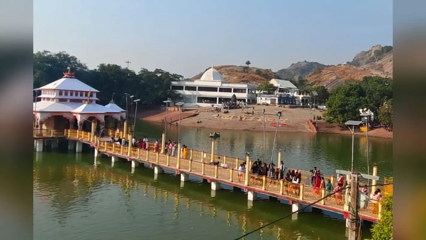 अष्टकमल मंदिर में उमड़ी श्रद्धालुओं की भीड़, भगवान विष्णु की पूजा-अर्चना से गूंजा मंदार धाम