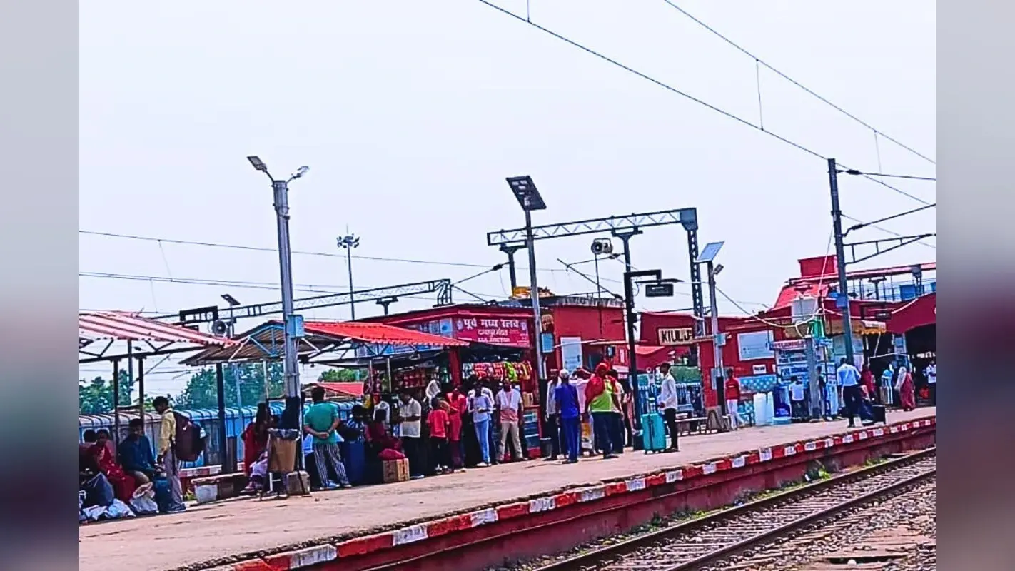 किऊल स्टेशन पर चला टिकट चेकिंग अभियान, 472 यात्री पकड़े गए, चार लाख से अधिक जुर्माना वसूला