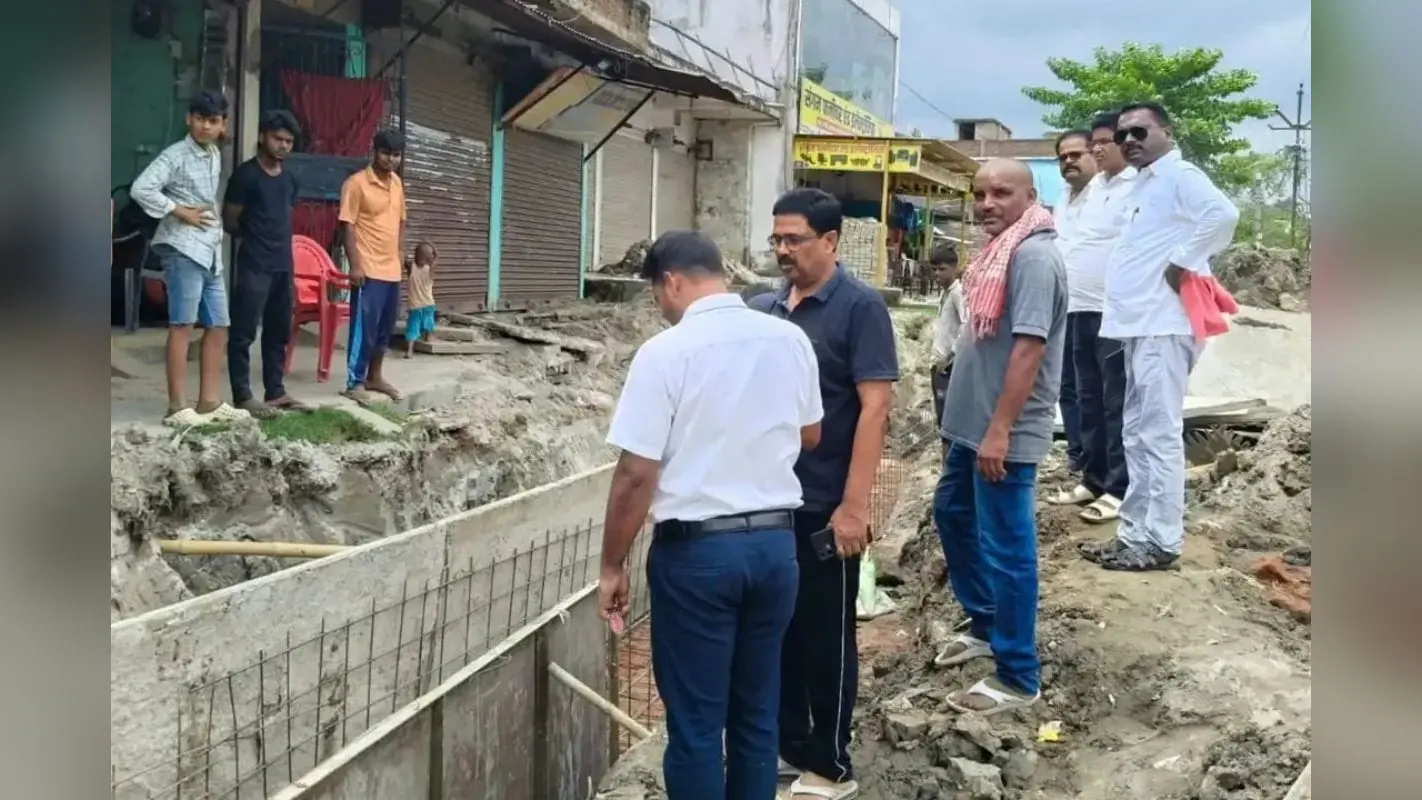 सुपौल में मुख्य पार्षद ने नाला निर्माण कार्य का किया निरीक्षण, गुणवत्ता पर दिया जोर