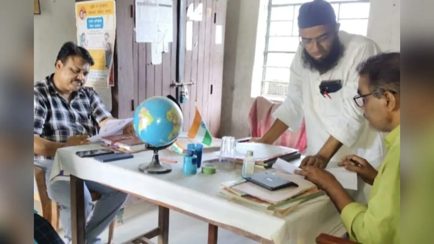 फलका में सरकारी मदरसों की सघन जांच: रिकॉर्ड और व्यवस्थाओं का बीडीओ-सीओ ने लिया जायजा