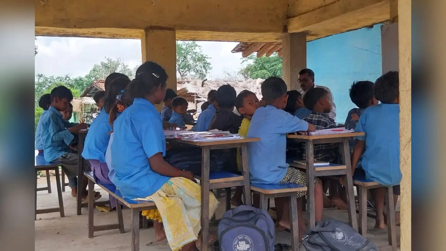 15 साल बाद भी भवन विहीन है गोबरदाहा का स्कूल, पेड़ के नीचे पढ़ने को मजबूर बच्चे