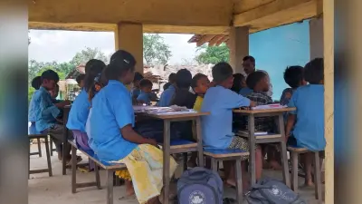 15 साल बाद भी भवन विहीन है गोबरदाहा का स्कूल, पेड़ के नीचे पढ़ने को मजबूर बच्चे