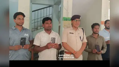 चकाई पुलिस ने बरामद किए चोरी व गुम हुए 4 मोबाइल, थानाध्यक्ष ने खुद धारकों को सौंपे, चेहरे पर लौटी मुस्कान
