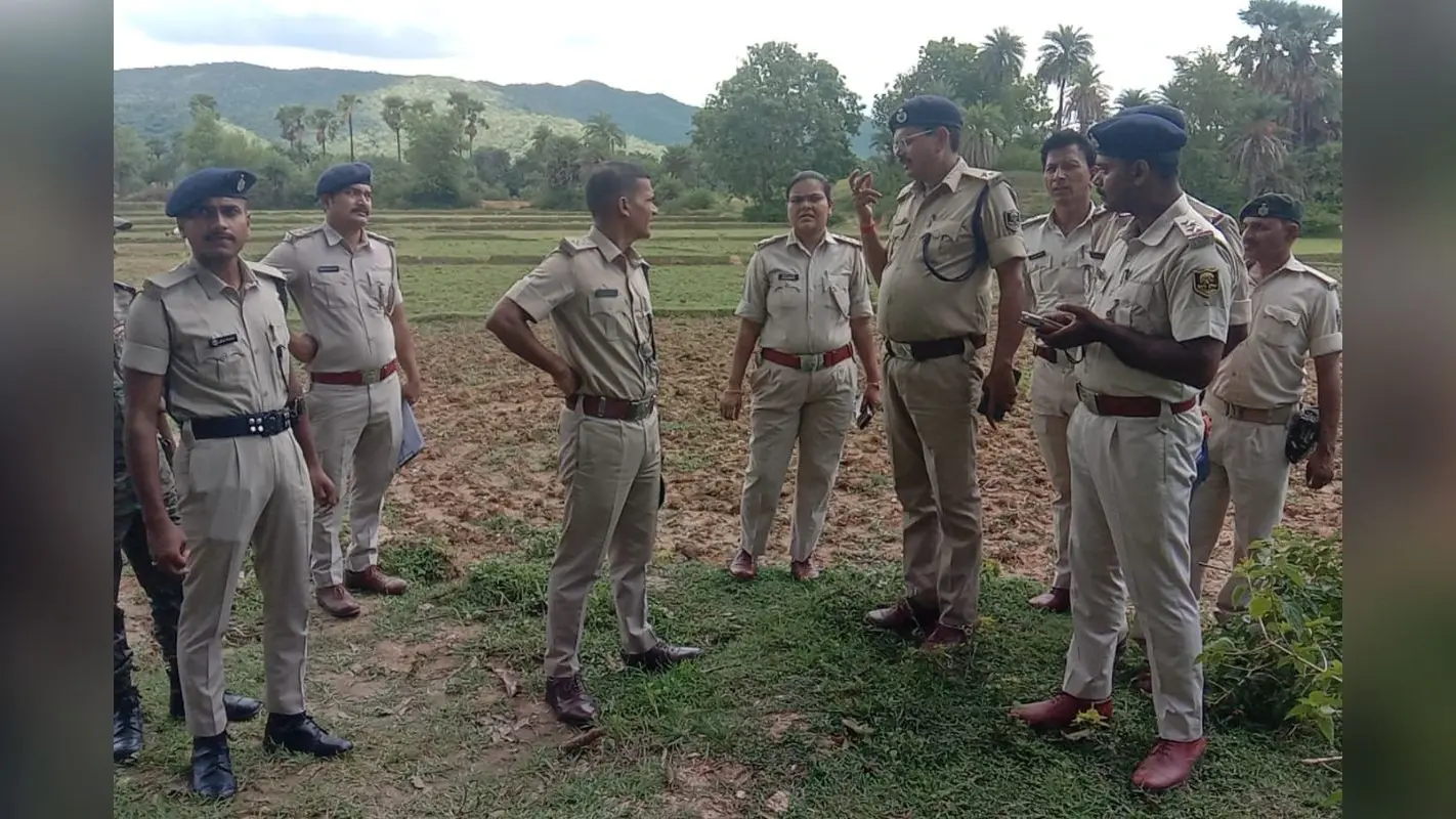 पेड़ से युवक का शव लटका मिलने से सनसनी, झारखंड के युवक की हुई पहचान, एफएसएल टीम ने जुटाए साक्ष्य