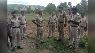 पेड़ से युवक का शव लटका मिलने से सनसनी, झारखंड के युवक की हुई पहचान, एफएसएल टीम ने जुटाए साक्ष्य