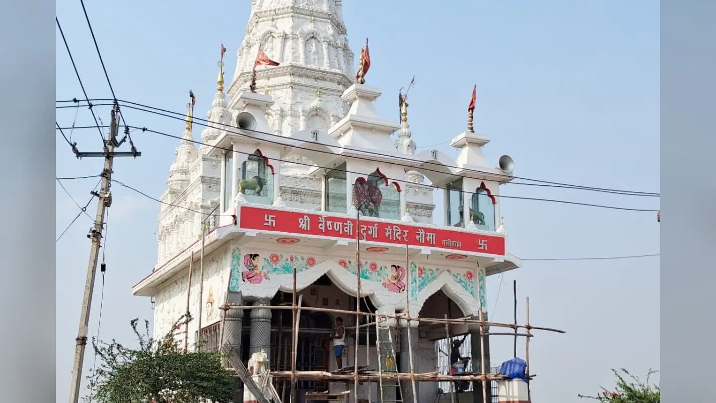 नोमा का वैष्णवी दुर्गा मंदिर बना आस्था का केंद्र, 100 फीट ऊंची भव्यता खींच रही श्रद्धालुओं का ध्यान