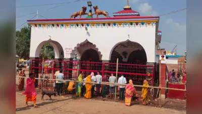 भक्ति के रंग में रंगे श्रद्धालु: सूर्यदेव मंदिर से लेकर तेलडीहा शक्तिपीठ तक लगी कतारें