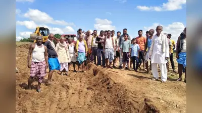 सब्र का बांध टूटा: सरकारी आश्वासनों से ऊबे ग्रामीणों ने खुद उठाई कुदाल, श्रमदान से चमका रहे गांव की राह