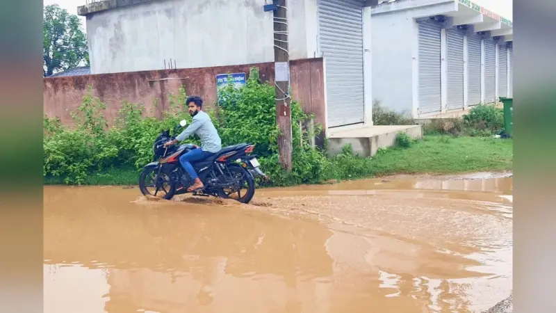 कटोरिया में झमाझम बारिश से गर्मी से राहत, जलजमाव बना मुसीबत,धान की खेती में जुटे किसान